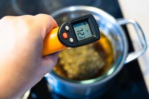 meten temperatuur van Koken door thermometer foto