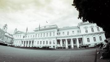 vilnius, Litouwen, juli 1, 2021 - gebouw van presidentieel paleis van Litouwen met bewakers en veiligheid foto