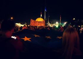 tbilisi, Georgië, 2022 - mensen houden EU vlag Aan majoor eu-pro rally evenement. duizenden van mensen Aan vredig demonstratie evenement. pro-europa rally evenement in hoofdstad stad Georgië pro foto