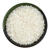 gepolijst middengraan rijst- in ronde kom geïsoleerd foto