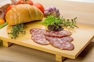 salami Aan houten bord foto