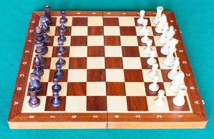 kant visie van houten schaakbord met schaak stukken foto