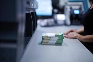 bank medewerkers sorteren en tellen papier bankbiljetten foto