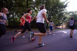 mensen groep joggen foto