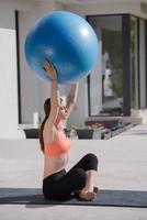 vrouw aan het doen oefening met pilates bal foto