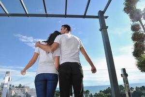 paar ontspannende Aan balkon foto