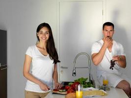 gelukkig jong paar in keuken foto
