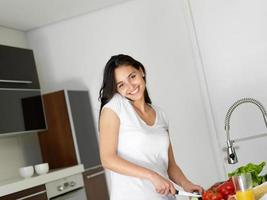 jonge vrouw koken in de keuken foto