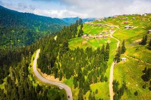 voertuig rijden op de weg op schilderachtige bergen weg in de Kaukasus-guria regio door bakhmaro dorp in de zomer. road trip verken Georgië foto