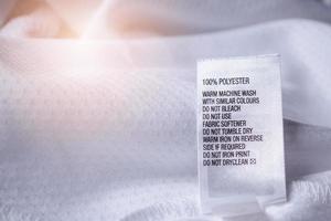 kledinglabel van polyester met wasinstructies foto