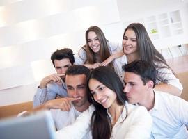 groep van vrienden nemen selfie foto