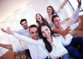 groep van vrienden nemen selfie foto