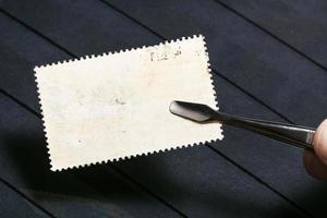 tang houdt port postzegel met ongebruikt terug kant foto