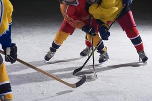 tiener ijs hockey sport spelers in actie foto