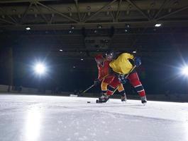 tiener ijs hockey sport spelers in actie foto