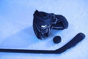 hockey plakken en puck Aan ijs foto