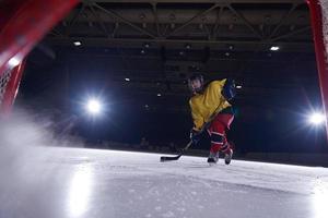 tiener ijs hockey speler in actie foto