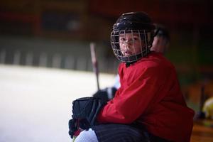 kinderen ijs hockey spelers Aan bank foto