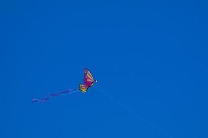 kleurrijk vlieger vliegend onder de blauw lucht foto