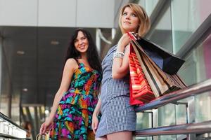 jonge vrouwen met boodschappentassen foto