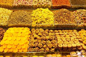 Turks snoepgoed en thee van kruid bazaar, Istanbul foto