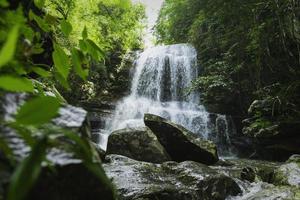 mooi waterval in regenwoud foto