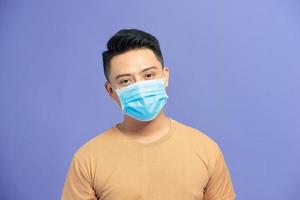 Mens vervelend hygiënisch masker naar voorkomen infectie, in de lucht ademhalings ziekte zo net zo griep, 2019-nCoV. foto