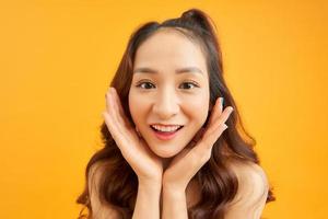 aanbiddelijk meisje portret geïsoleerd over- oranje achtergrond. foto