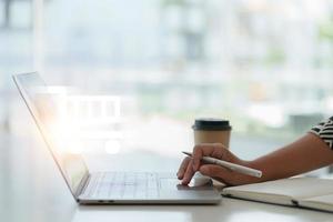 vrouw genieten met online boodschappen doen toepassing en typen credit kaart voor vullen aantal naar betaling met virtueel digitaal Bedrijfsmiddel en metaverse icoon Aan scherm. foto