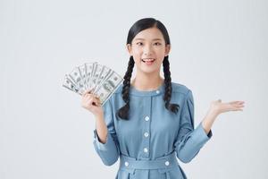gelukkig jong vrouw Holding dollar valuta tevreden foto