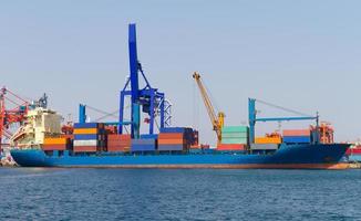 containerschip in de haven foto