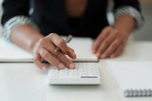 bedrijf vrouw hand- Holding pen op zoek Bij bank spaargeld account toepassing Aan cel telefoon. account of besparing geld of verzekering concept. foto