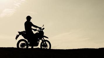 toeristen met motorfietsen, motorcross. avontuurlijke toeristen op motorfietsen. ideeën voor vakantie-evenementen voor heren foto