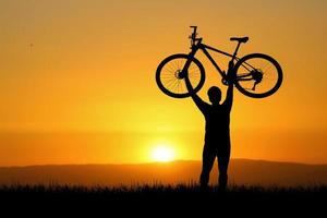 silhouetten van Fietsen en fietsers reizen concept en oefening door fiets foto