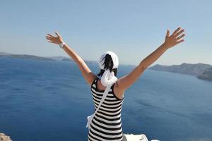 Grieks vrouw Aan de straten van oei, santorini, Griekenland foto