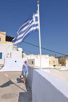 Grieks vrouw Aan de straten van oei, santorini, Griekenland foto