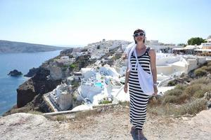 Grieks vrouw Aan de straten van oei, santorini, Griekenland foto