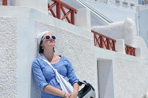 Grieks vrouw Aan de straten van oei, santorini, Griekenland foto