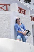 Grieks vrouw Aan de straten van oei, santorini, Griekenland foto