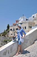 Grieks vrouw Aan de straten van oei, santorini, Griekenland foto