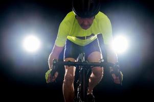 dramatisch verlicht fietser foto