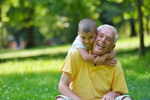 gelukkig opa en kind in park foto