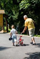 opa en kind hebben pret in park foto