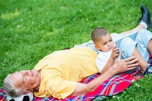 opa en kind hebben pret in park foto