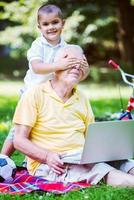 opa en kind gebruik makend van laptop foto