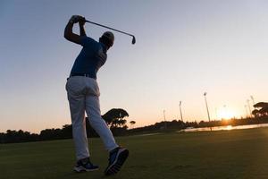 golfspeler raken lang schot foto