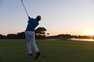 golfspeler raken lang schot foto