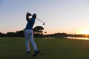 golfspeler raken lang schot foto