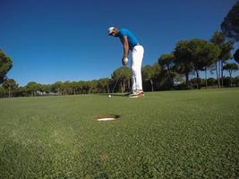 golf speler raken schot Bij zonnig dag foto