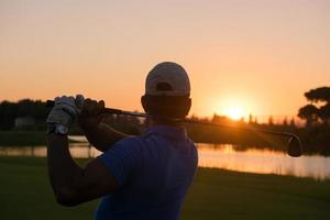 golfspeler raken lang schot foto